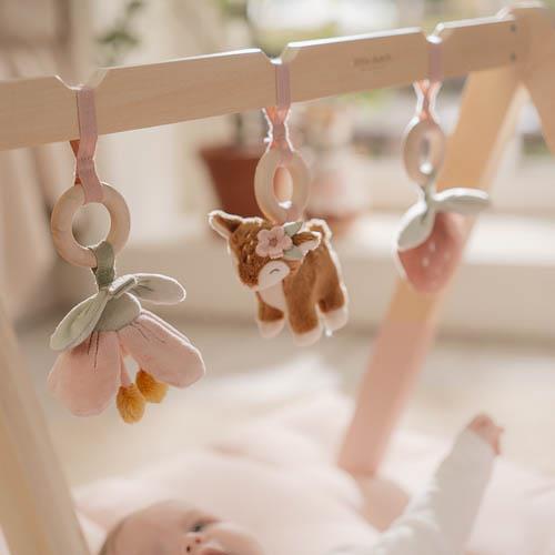 Little Dutch Spieltrapez Fairy Garden in Pink – Detailansicht des Baby-Gyms mit hängenden Aktivitätsspielzeugen