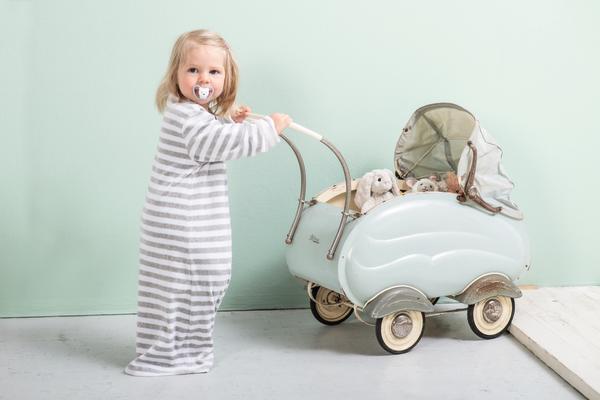 Kuscheltier Hase Hoppie von Steiff 18 cm – hellgrauer Plüschhase für Babys und Kleinkinder zum Kuscheln, Spielen und Einschlafen