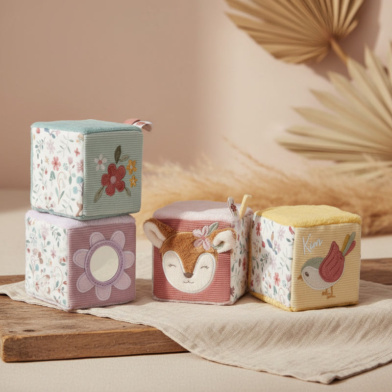 Little Dutch Stoff-Würfel Set Fairy Garden – vier weiche Aktivitätswürfel mit Texturen, Geräuschen und Blumenspiegel