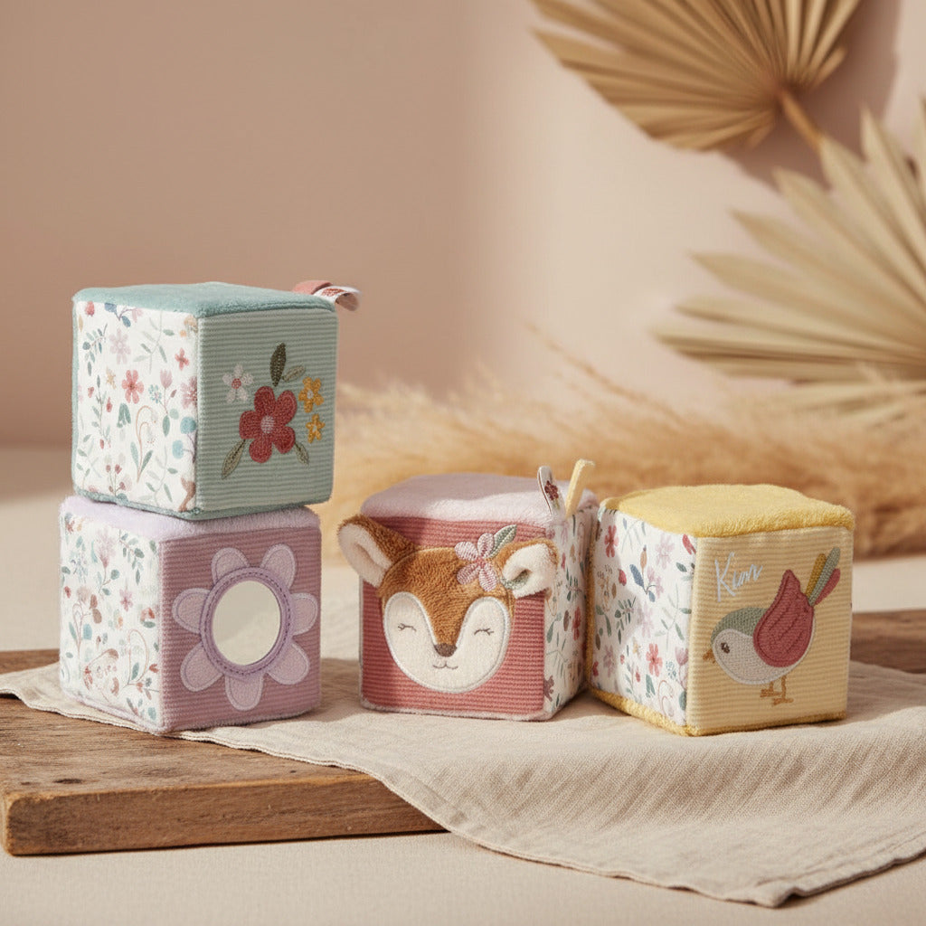Little Dutch Stoff-Würfel Set Fairy Garden – vier weiche Aktivitätswürfel mit Texturen, Geräuschen und Blumenspiegel