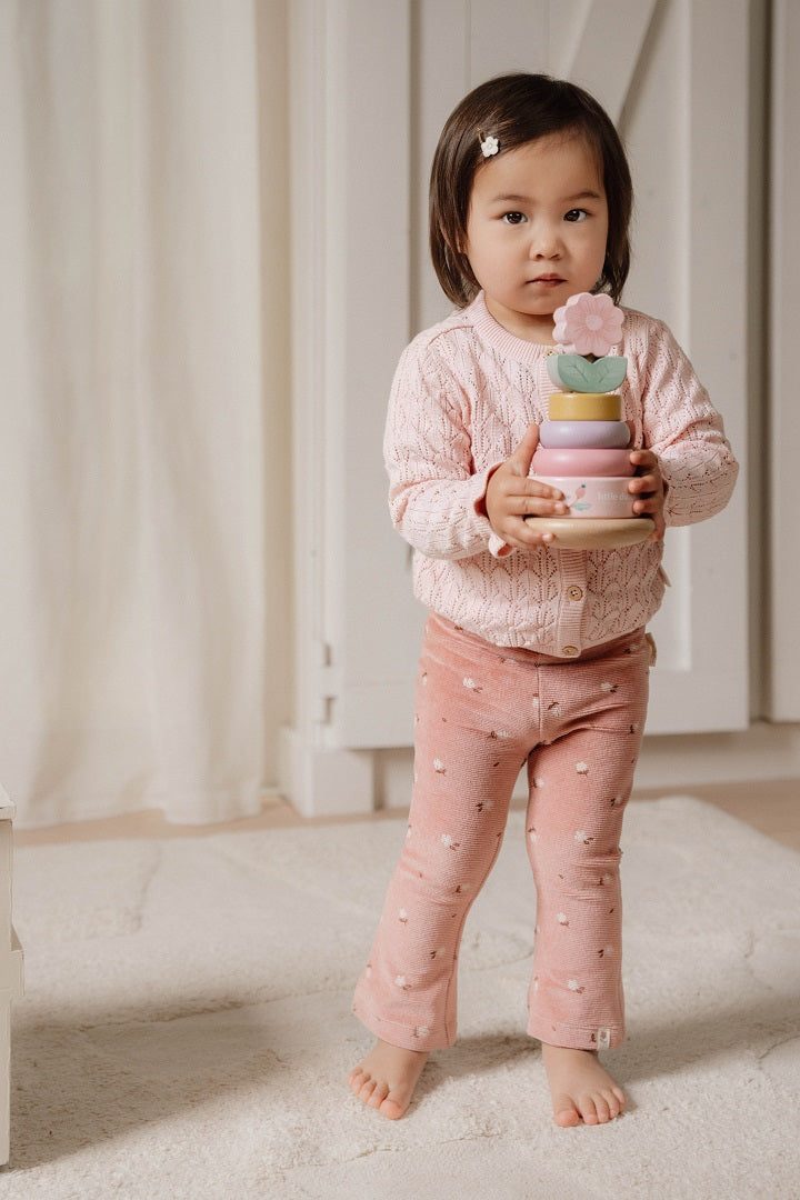 Little Dutch Lotus Strickjacke in Pink – Detailansicht der Kinderjacke mit Rüschenärmeln und Knöpfen in Holzoptik