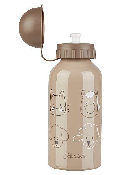 Sterntaler Kinder-Trinkflasche Bauernhof in Beige – Detailansicht der Aluminiumflasche mit Bauernhoftieren für unterwegs