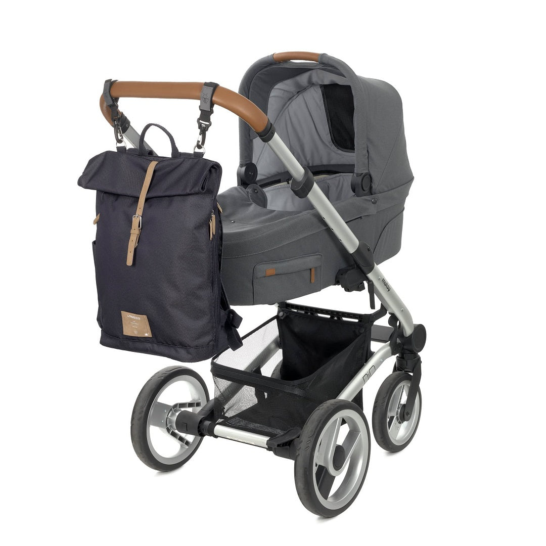 LÄSSIG Wickelrucksack Rolltop Denim Blue – dunkelblauer Rucksack mit Rolltop, seitlichem Zugriff und mehreren Fächern für Wickelutensilien