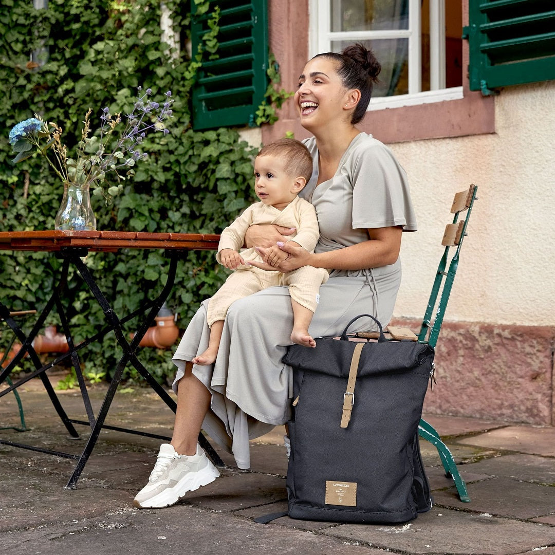 Dunkelblauer LÄSSIG Rolltop Wickelrucksack Denim Blue – geräumiger Wickelrucksack mit flexiblem Rollverschluss und Alltagstaschen-Design
