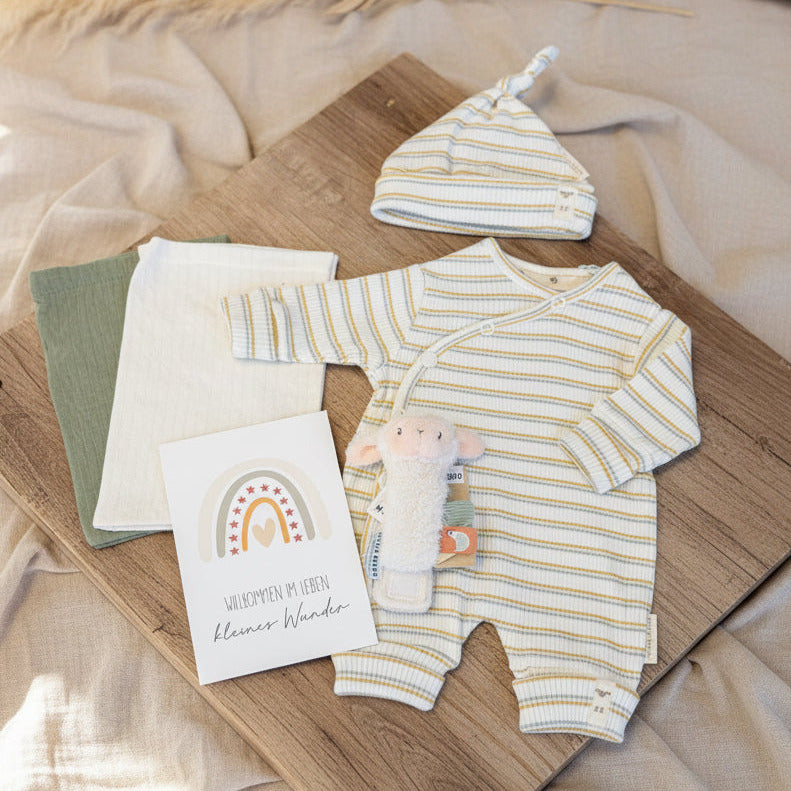 Frühchen-Geschenkset mit Wickelstrampler, Mütze, Babyzubehör und Grußkarte in natürlichen Farben