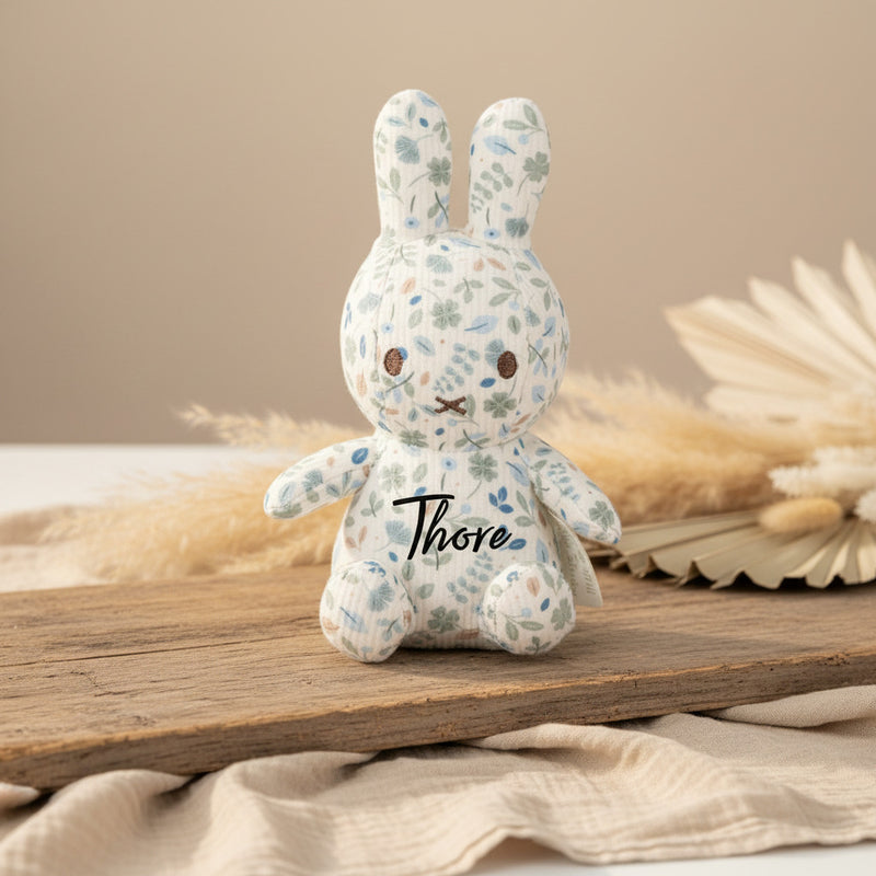 Miffy Kuscheltier Lucky Leaves 15 cm in Blau – Produktansicht