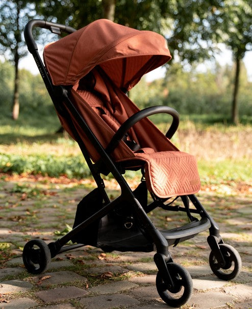 Little Dutch Comfort Buggy Rust – Detailansicht des Kinderwagens mit Sonnenblende, Federung und vierfach verstellbarer Rückenlehne