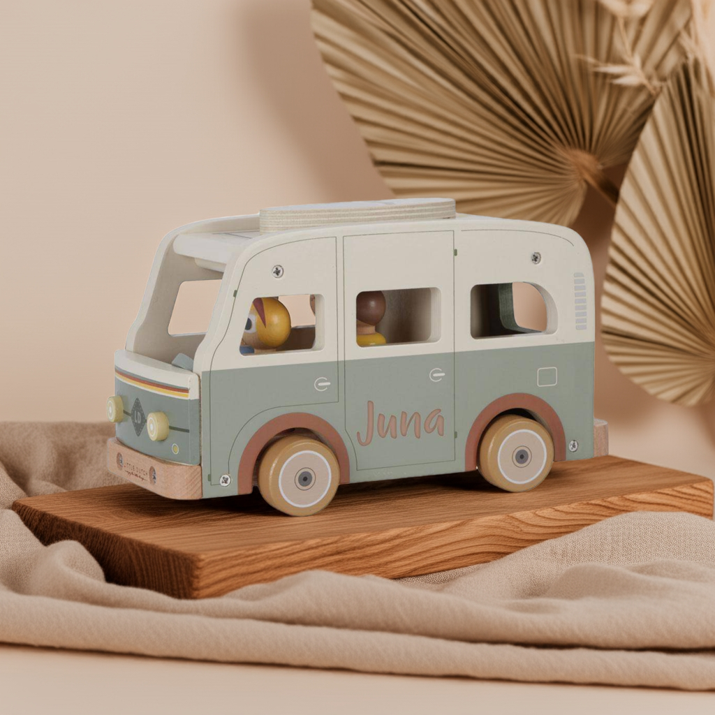 Retro Camper aus Holz mit geöffnetem Wohnmobil und Little Dutch Spielfiguren