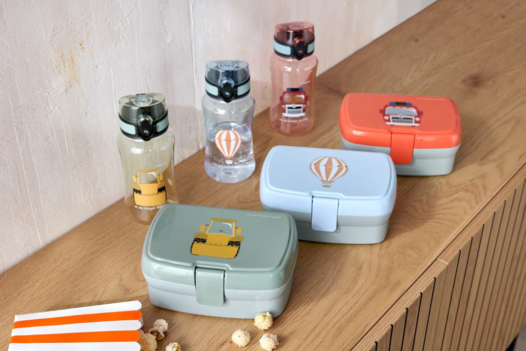 Blaues LÄSSIG Lunchset Tiny Drivers Ballon – Produktansicht der BPA-freien Brotdose und Tritan-Trinkflasche