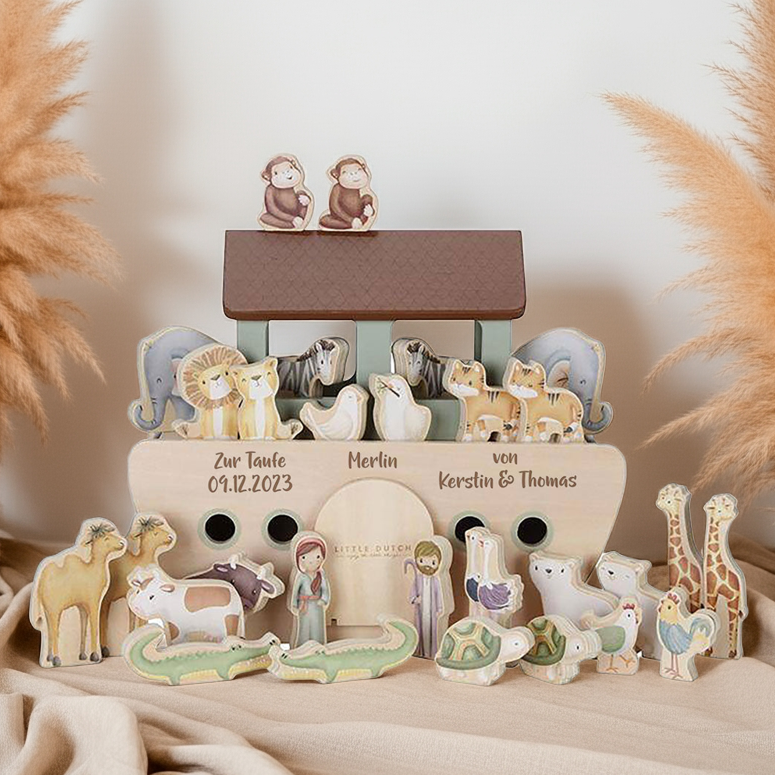 Arche Noah aus Holz als personalisiertes Taufgeschenk mit Lasergravur. Individuell gestaltet mit Namen und Taufdatum – zeitlos und hochwertig.