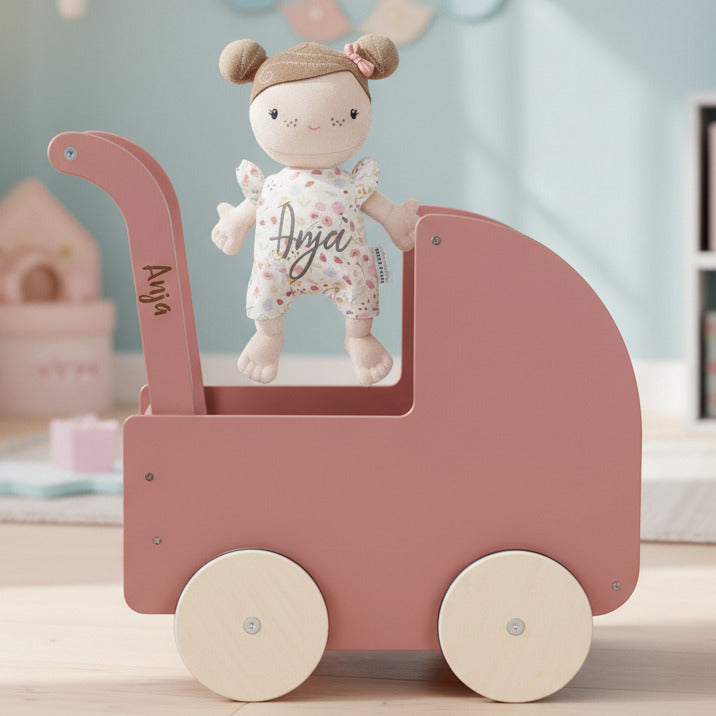 Holz-Puppenwagen mit Babypuppe und Namen im Kinderzimmer