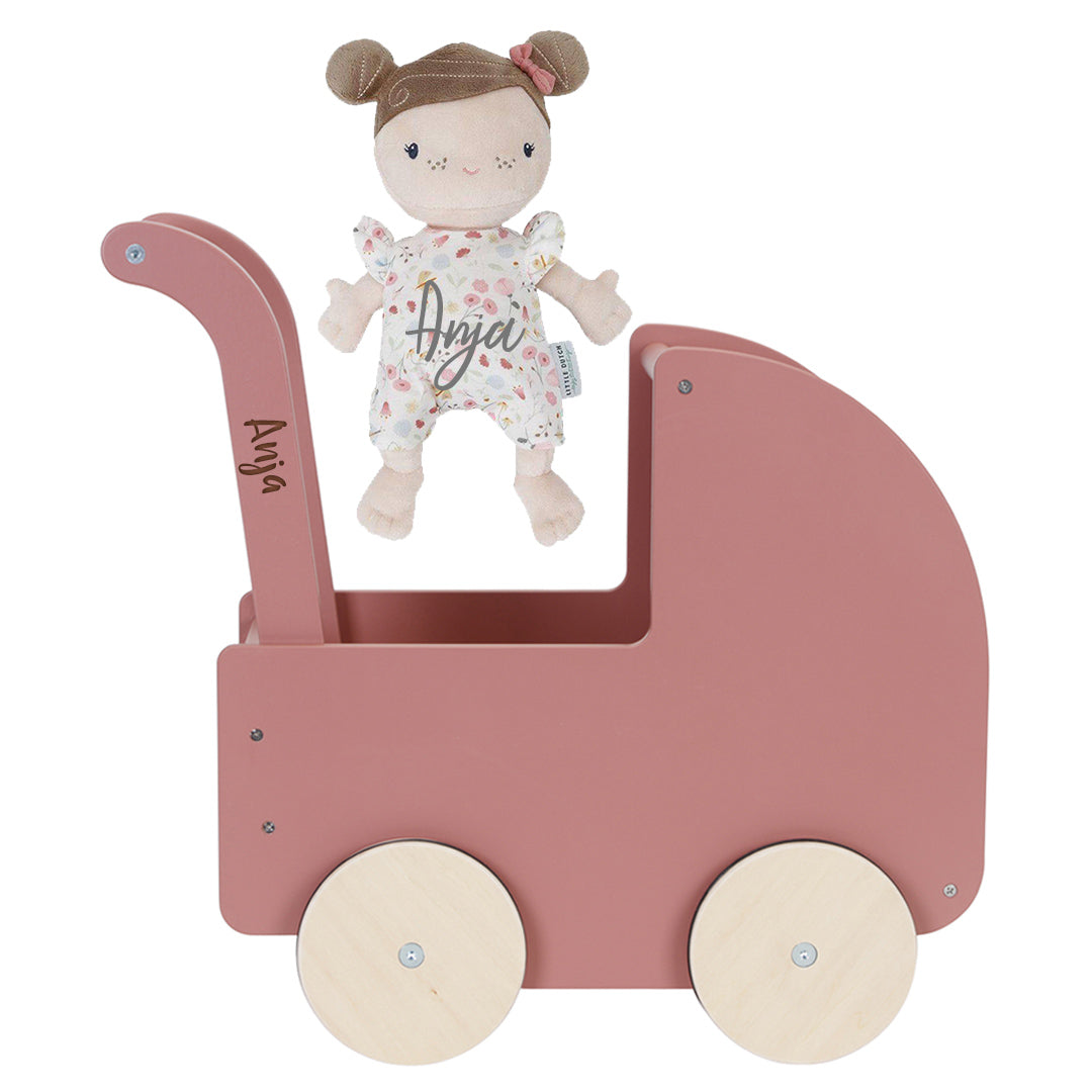 Personalisierter Puppenwagen mit Name und Kuschelpuppe. Hochwertiges Holzspielzeug für Mädchen als besonderes Geschenk zum Geburtstag, zu Weihnachten oder zur Taufe. Individuell bei Schmatzepuffer personalisiert und ideal für Rollenspiele, Kreativitätsförderung, Motorikentwicklung und langanhaltende Kindheitserinnerungen.