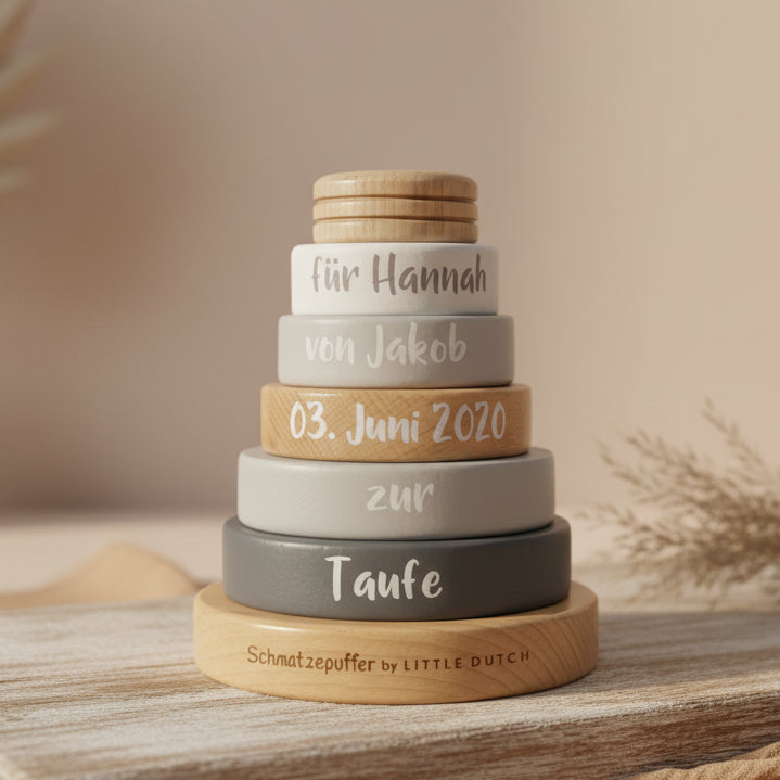 Stapelturm aus Holz zur Taufe mit personalisiertem Namen und Taufdatum