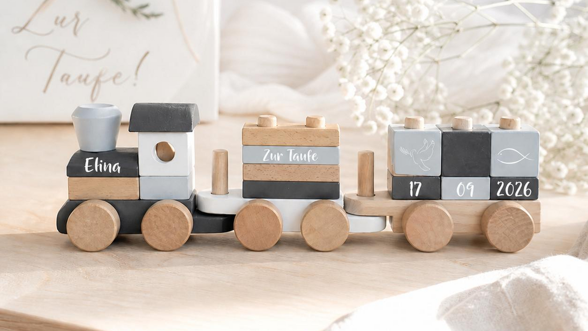 Personalisierter Holzzug zur Taufe mit Name und Taufdatum als individuelles Taufgeschenk für Mädchen und Jungen