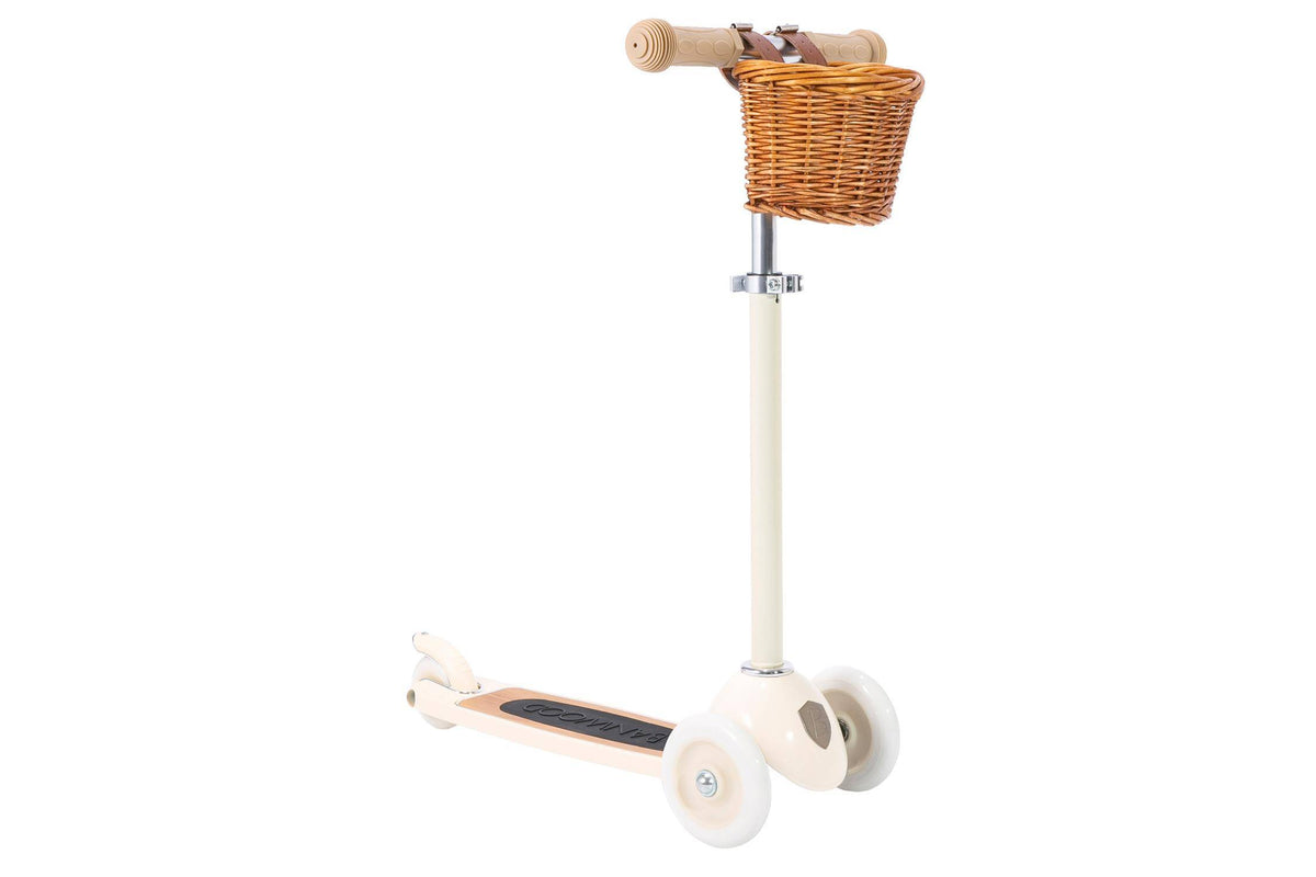 Beiger Banwood Kinderroller mit drei Rädern und Weidenkorb – Produktansicht
