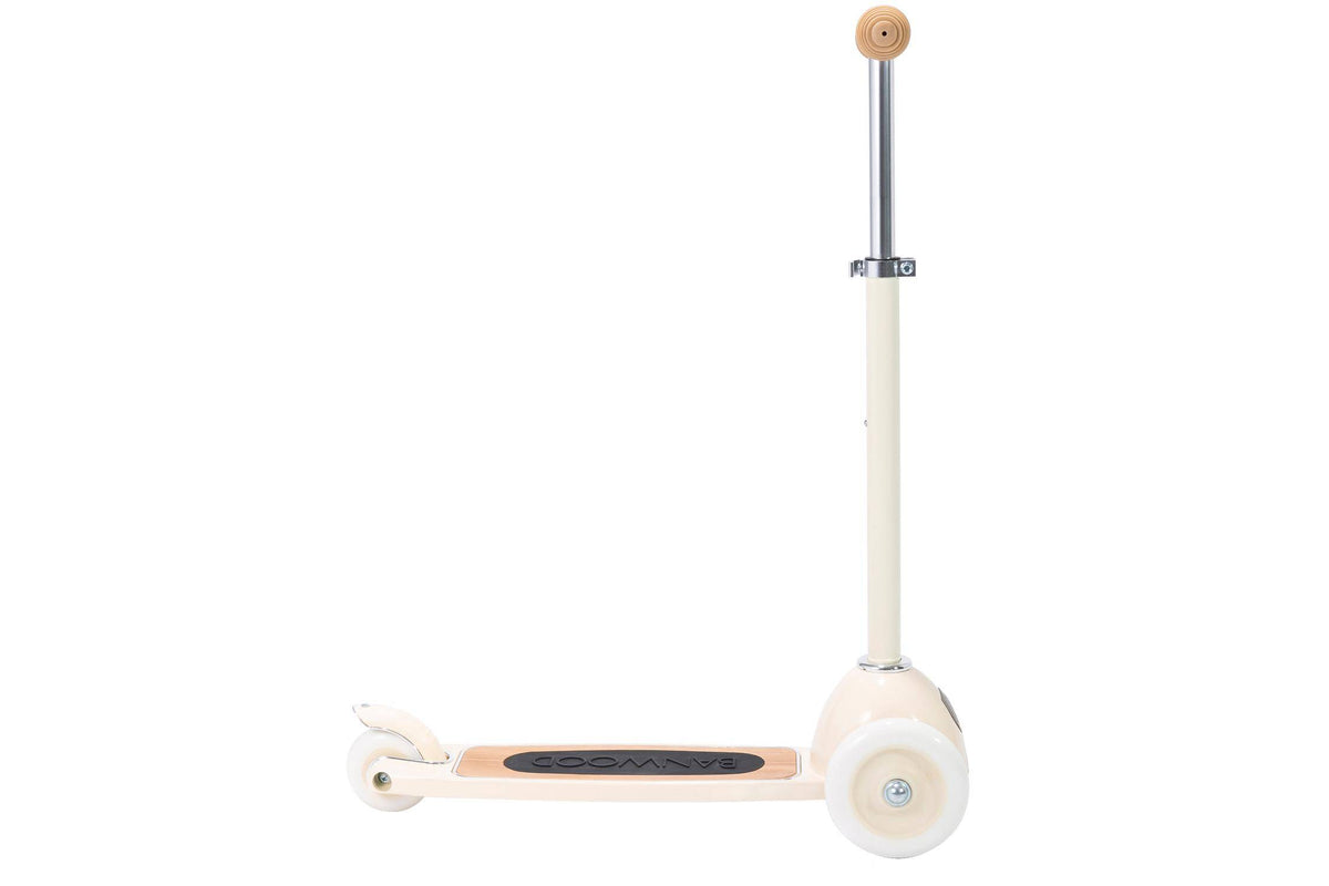 Beiger Banwood Kinderroller mit höhenverstellbarem Lenker und Weidenkorb