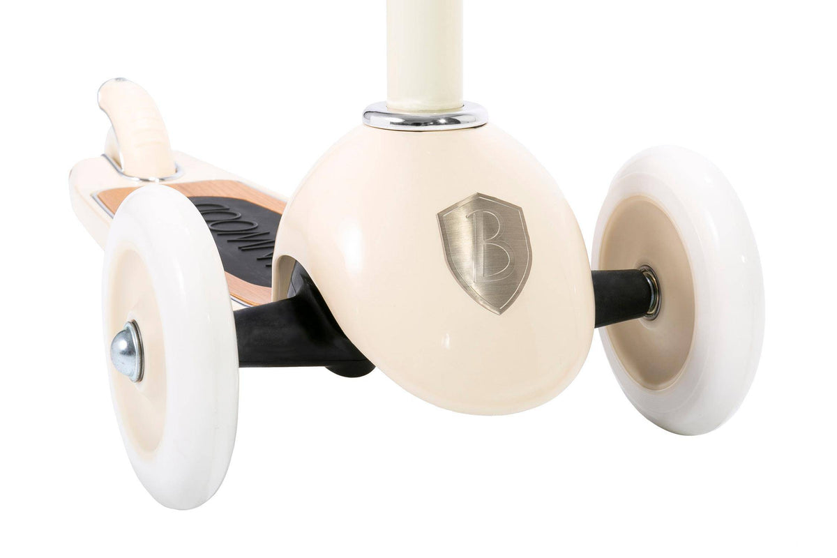 Banwood Kinderroller in Beige mit Weidenkorb und drei Rädern – weitere Ansicht