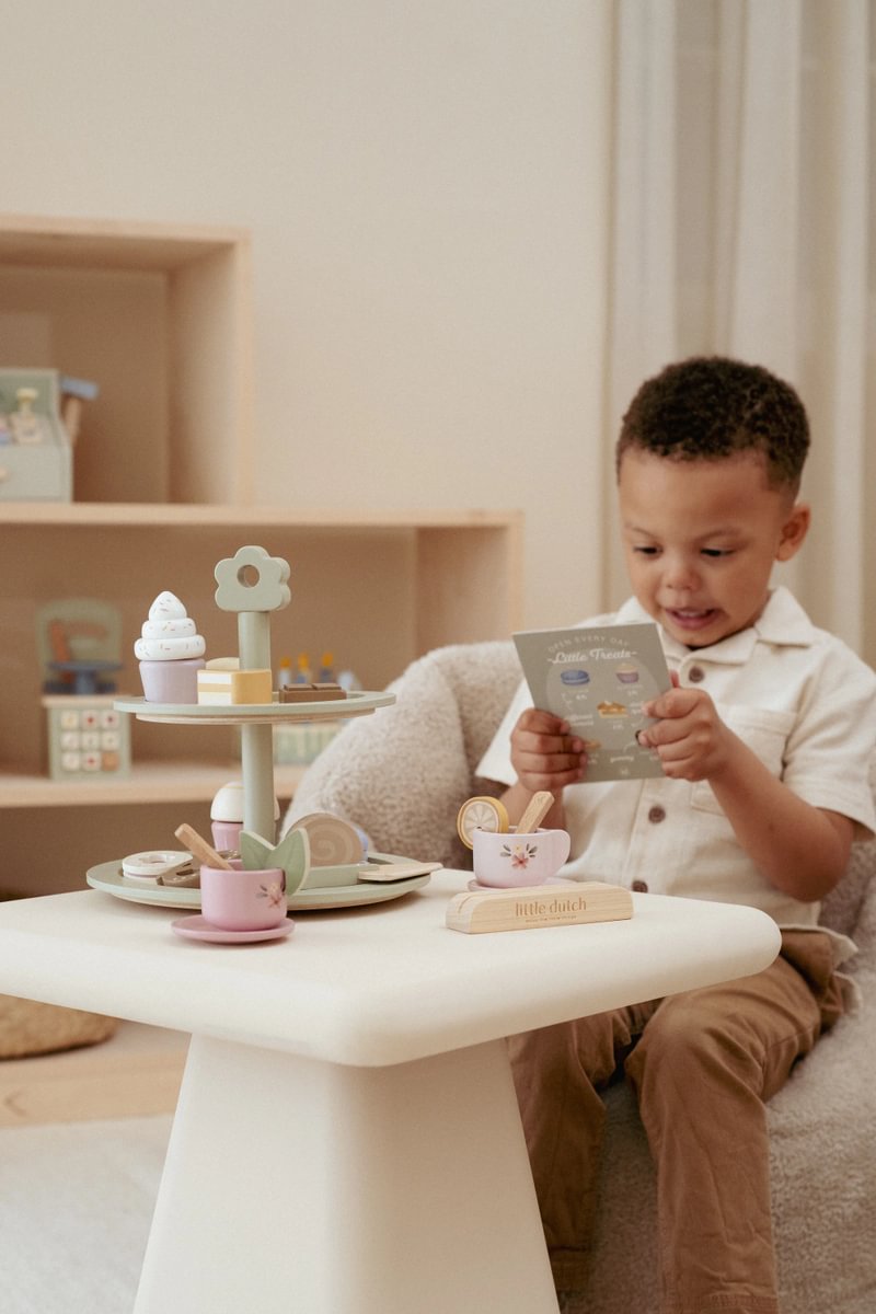 Holz-Etagere mit Gebäck für Kinderküche und Rollenspiel