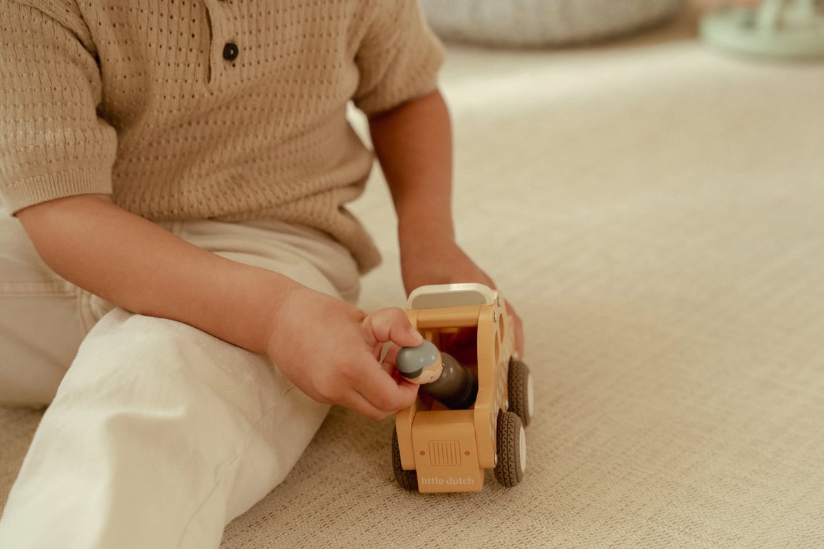 Holz-Taxi mit Gummirädern für fantasievolle Rollenspiele