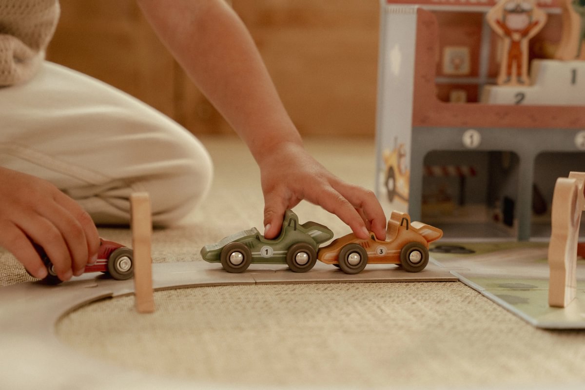 Little Dutch Spielkoffer Rennbahn – Detail
