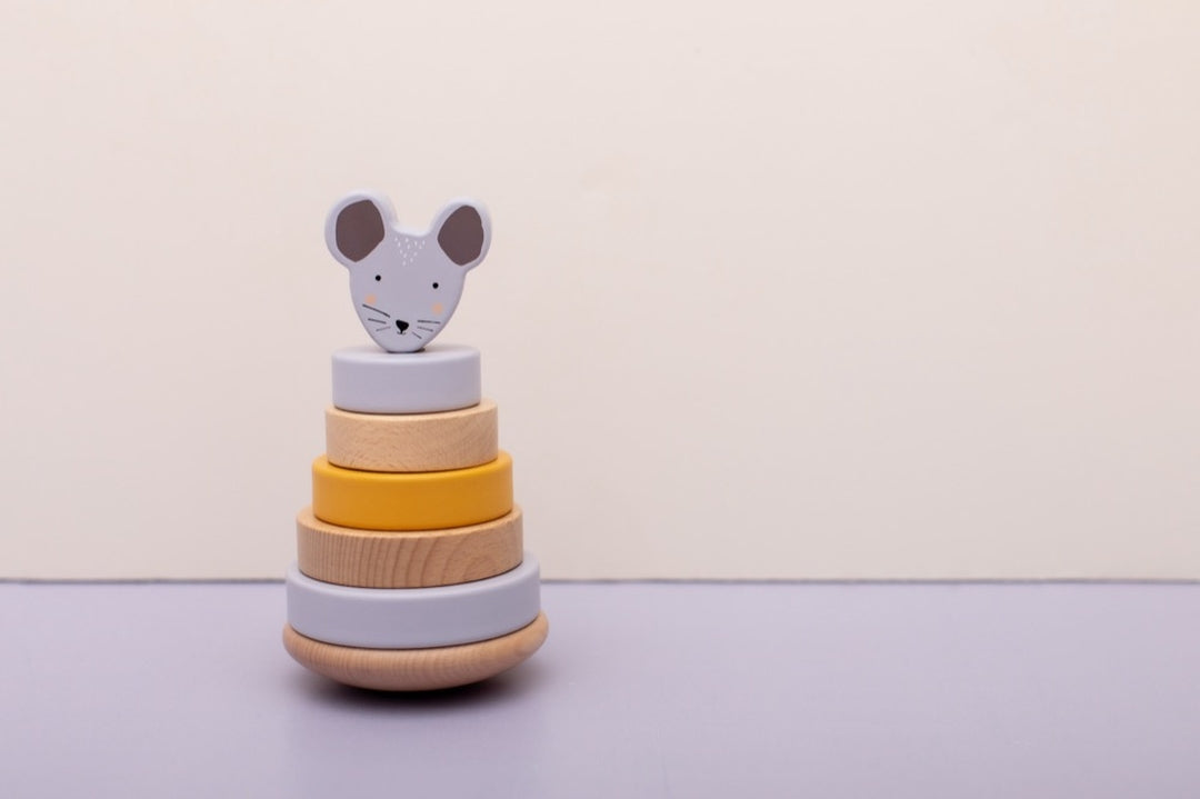 Trixie Stapelturm Holz Frau Maus – Geschenk zur Taufe – ohne Personalisierung vor zweifarbigem Hintergrund