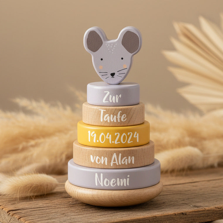 Trixie Stapelturm Holz Frau Maus – Geschenk zur Taufe – mit Name und Taufdatum in einer Szene