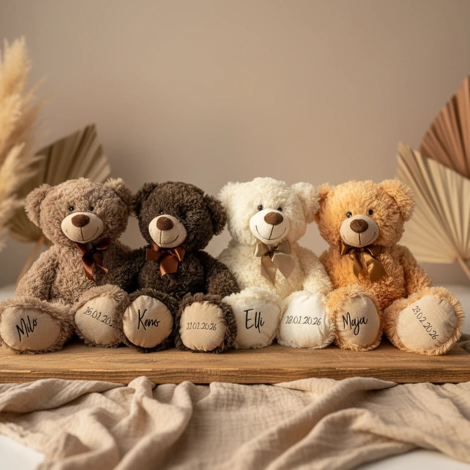 Personalisierte Teddybären mit Name und Geburtsdatum in Taupe, Weiß, Apricot und Dunkelbraun – Geschenk zur Geburt