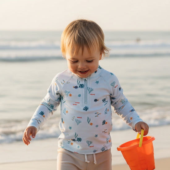 Langärmeliges Little Dutch Bade-T-Shirt Ocean Treasures in Blau mit Meeresmotiv