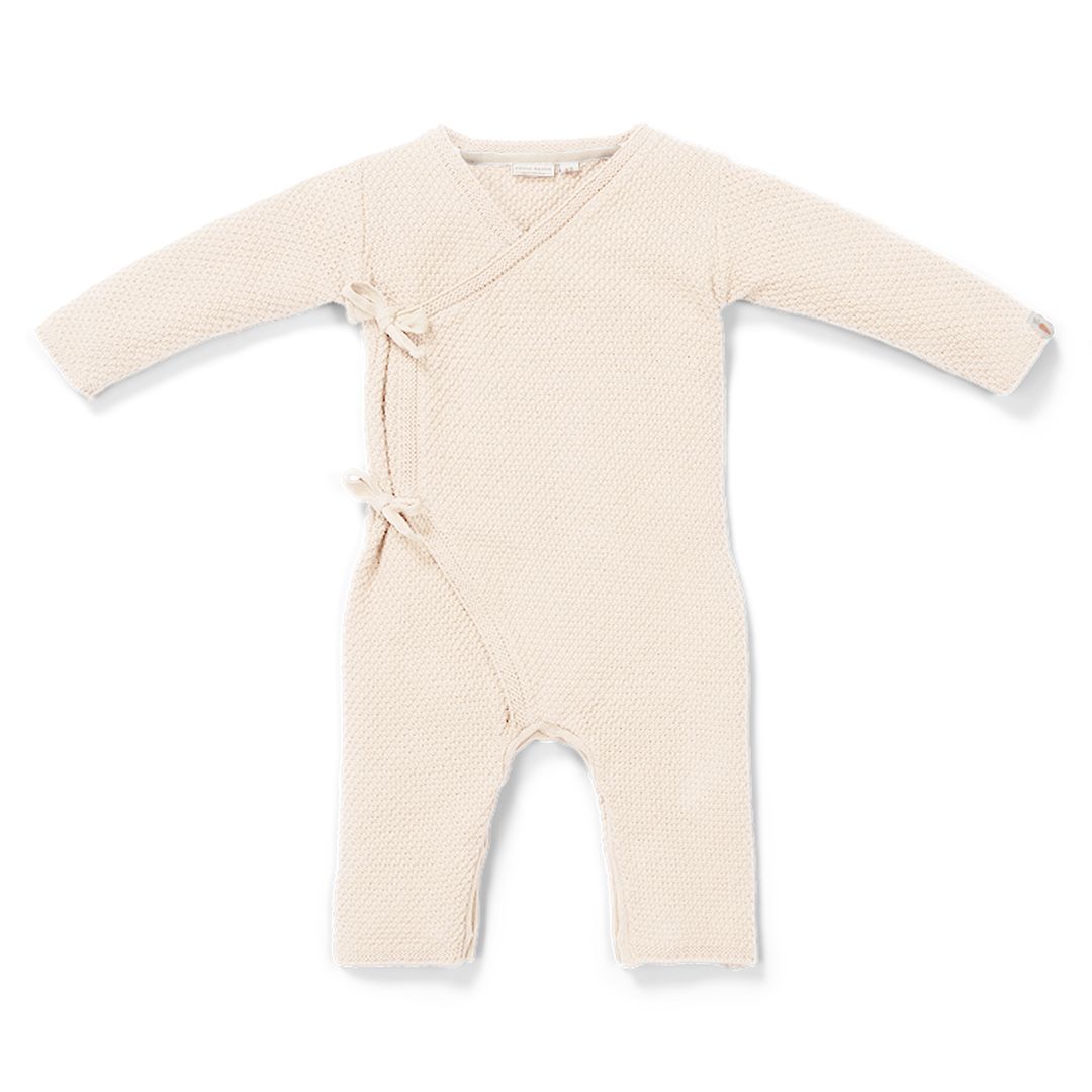 Gestrickter Baby-Wickelstrampler in Sand von Little Dutch