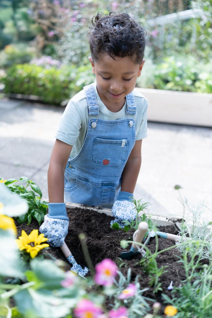 Gartenhandschuhe Forest Friends für Kinder – Anwendungsansicht im Garten