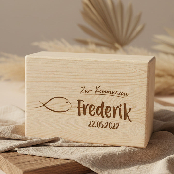 Personalisierte Holzkiste zur Kommunion mit Name – Erinnerungsbox aus Naturholz