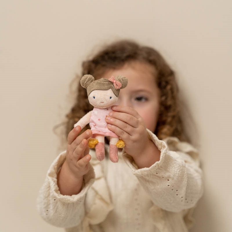 Little Dutch Kuschelpuppe Rosa 10 cm – Detailansicht der kleinen Stoffpuppe mit Blumen-Kleid und Schleife für Kinder ab 12 Monaten