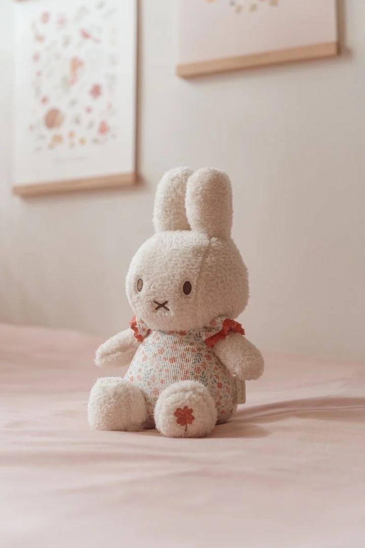 Miffy Lucky Blossom Kuschelhase 20 cm – weitere Ansicht des weichen rosa Kuscheltiers mit Blumenmuster für Babys ab Geburt