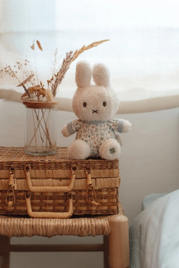 Miffy Kuscheltier Hase Lucky Leaves 20 cm in Blau – weicher Plüsch- und Cordhase zum Kuscheln für Babys ab Geburt