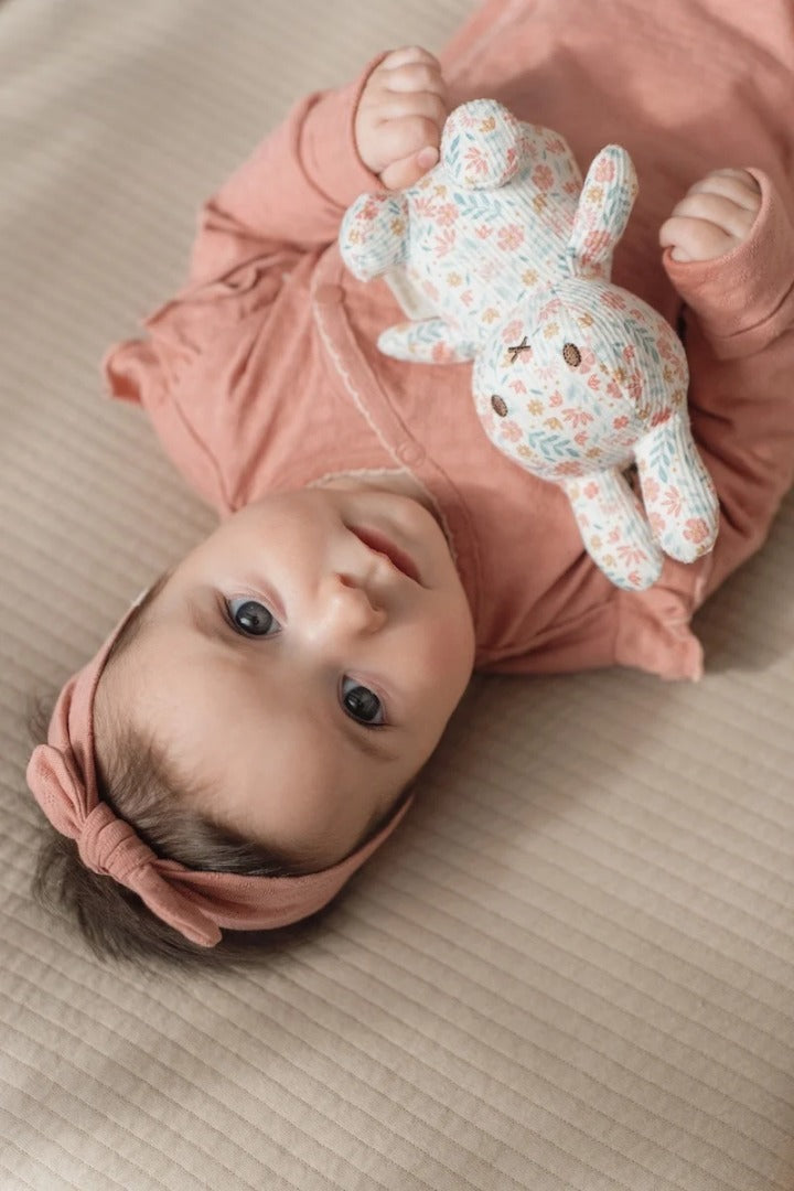 Miffy Kuscheltier Lucky Blossom 15 cm – weitere Ansicht des weichen rosa Hasen als kleiner Kuschelbegleiter fürs Kinderzimmer