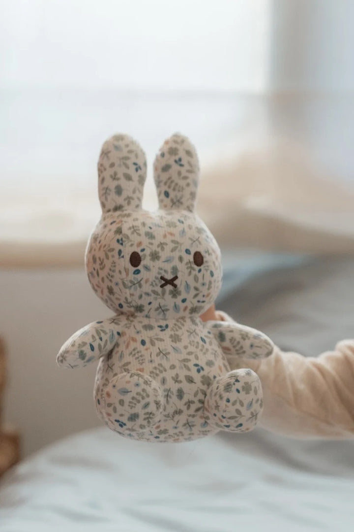 Miffy Lucky Leaves Kuschelhase All-over-Print 20 cm – Detailansicht des weichen blauen Plüschtiers für Babys