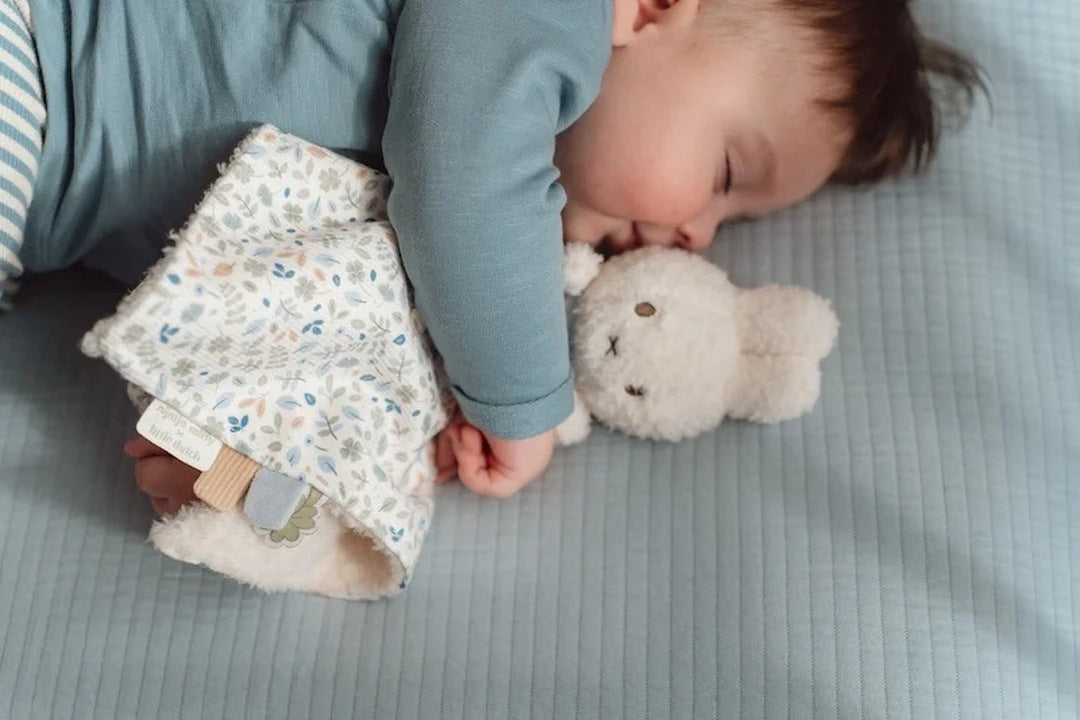 Miffy Schnuffeltuch Lucky Leaves – weitere Ansicht des blauen Schmusetuchs mit weicher Innenseite für Babys ab 0 Monaten