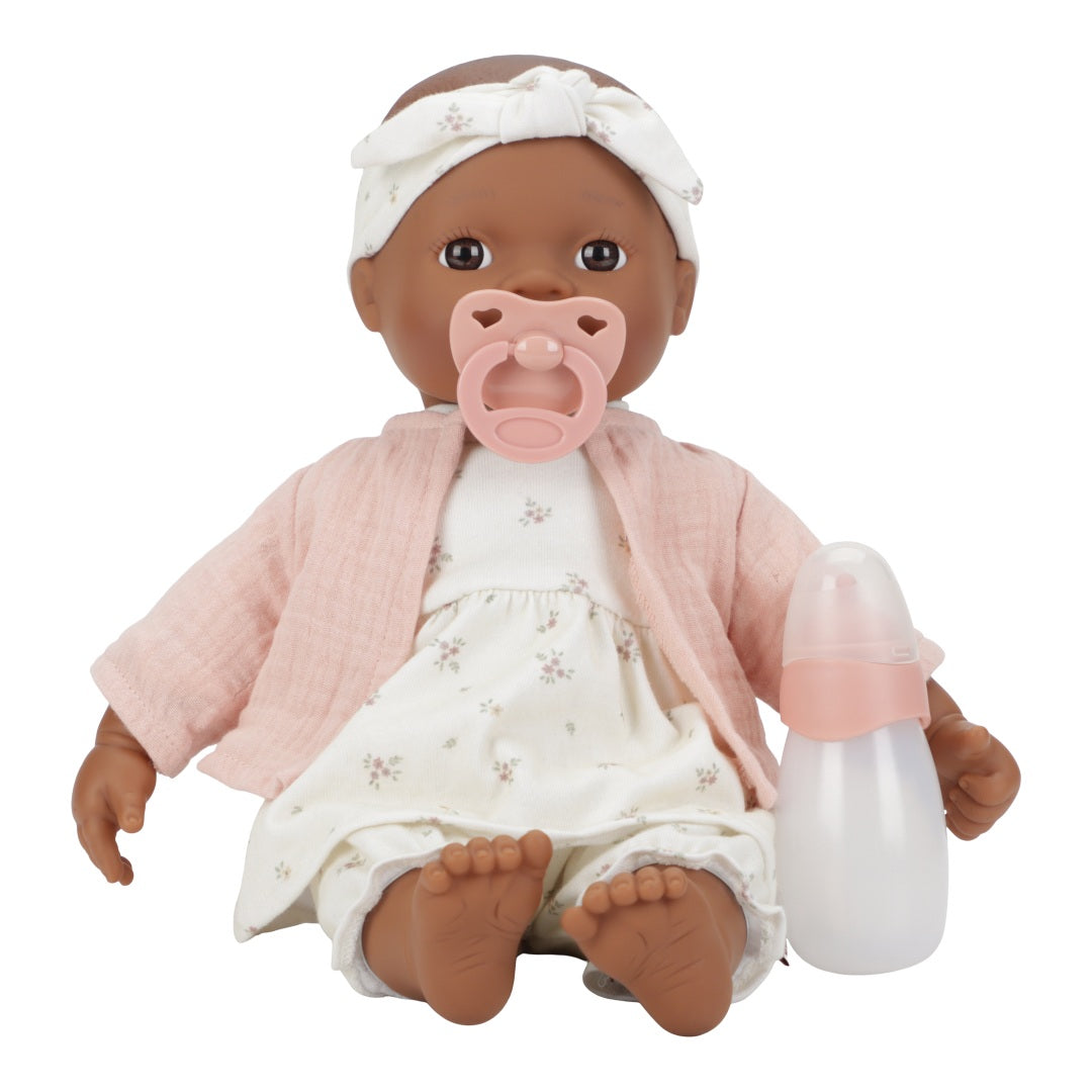 Little Dutch Baby Noa Puppe – Detailansicht der weichen Babypuppe mit Kleidung und Pflegezubehör für fantasievolle Rollenspiele
