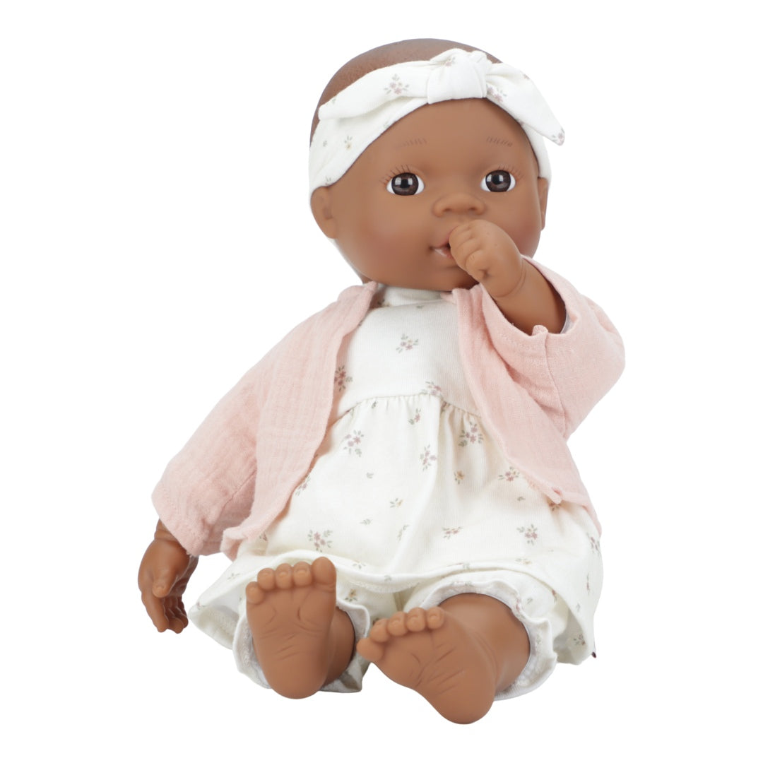 Little Dutch Puppe Noa – Detailansicht der Babypuppe mit süßem Outfit und Zubehör zum Füttern und Beruhigen