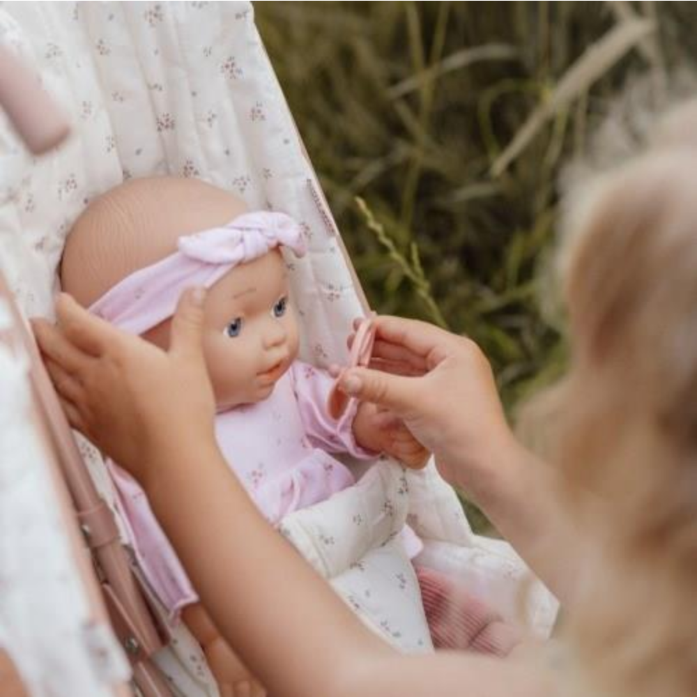 Personalisierte Babypuppe Lily mit Name und Puppenkleidung – individuelle Geschenkidee