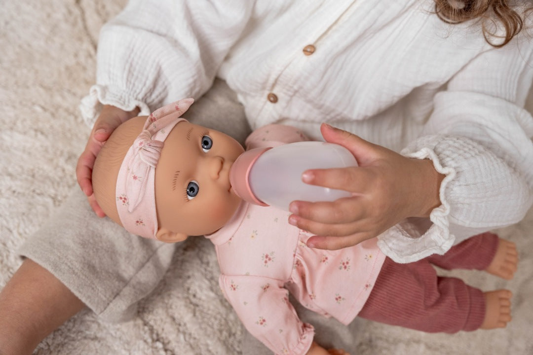 Babypuppe Lily mit Kleidung und Zubehör beim Spielen – weiche Puppe für Kinder