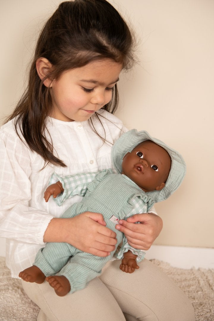 Little Dutch Puppenkleidung Grün – Detailansicht des Puppen-Outfits mit Latzhose, Langarmshirt und Sonnenhut für Puppen 33–36 cm