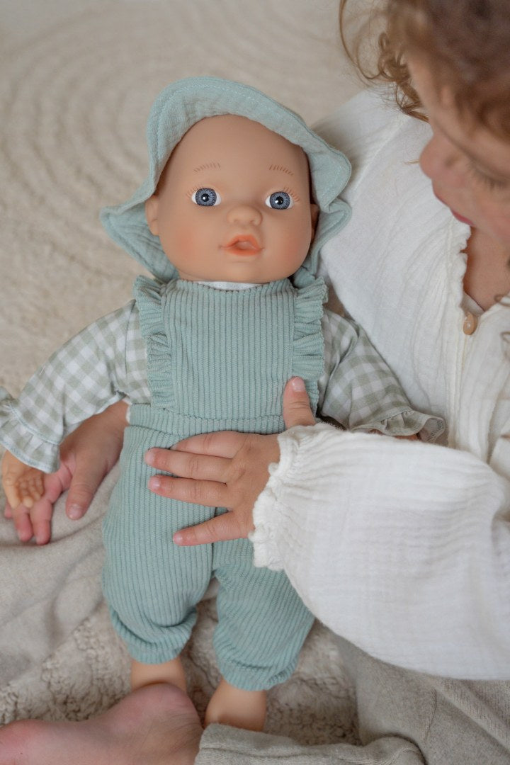 Little Dutch Puppenkleidung in Grün für 33–36 cm Puppen – weitere Ansicht des dreiteiligen Outfit-Sets für kleine Puppeneltern