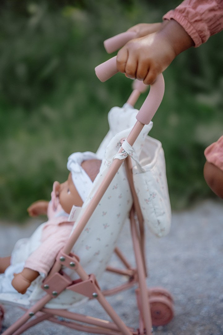 Little Dutch Metall-Puppenbuggy Rosa und Weiß – Detailansicht des Sitzes mit Gurt für Puppe oder Kuscheltier