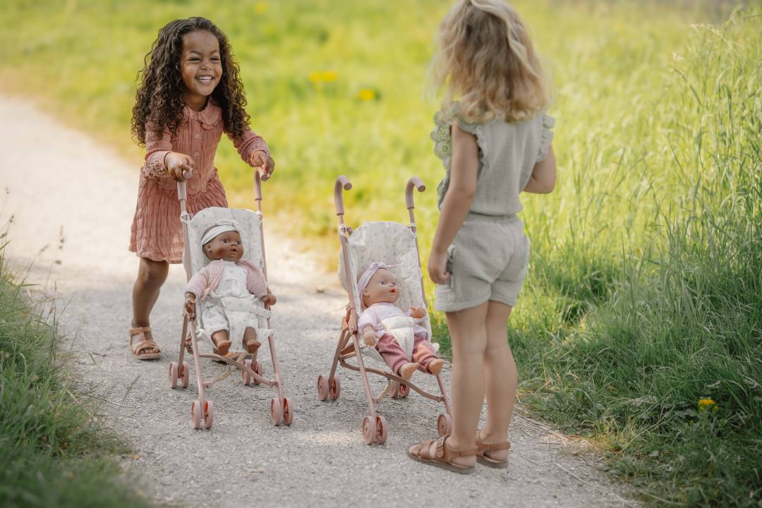 Little Dutch Puppenbuggy aus Metall – Spielszenenansicht des rosa Puppenwagens für fantasievolle Spaziergänge und Rollenspiele
