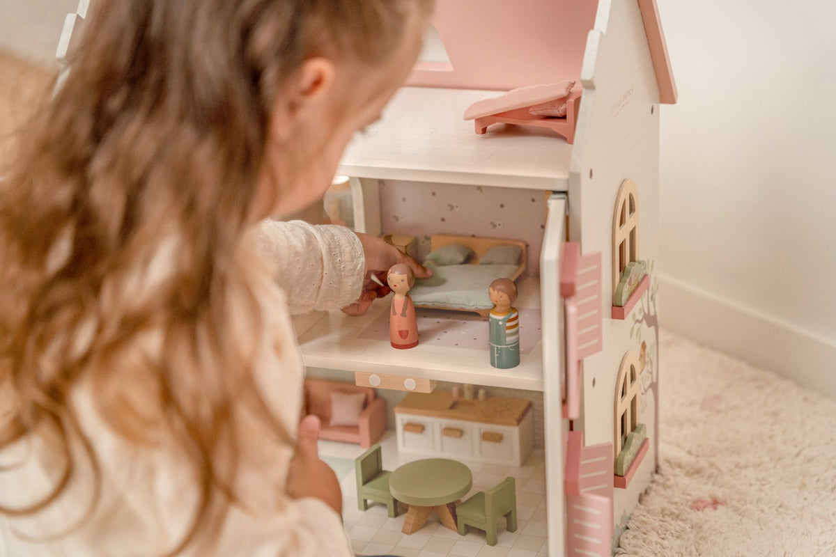 Little Dutch Puppenhaus aus Holz – Detailansicht des weiß-rosa Spielhauses mit Jim und Rosa sowie Möbeln und Accessoires