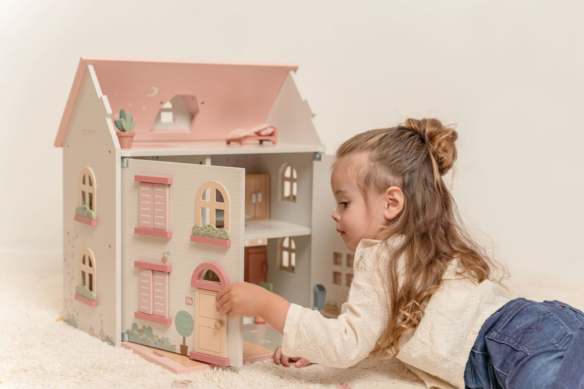 Little Dutch Holz-Puppenhaus – Produktansicht des weißen Spielhauses mit rosa Dach, Fensterläden und eingerichteten Räumen