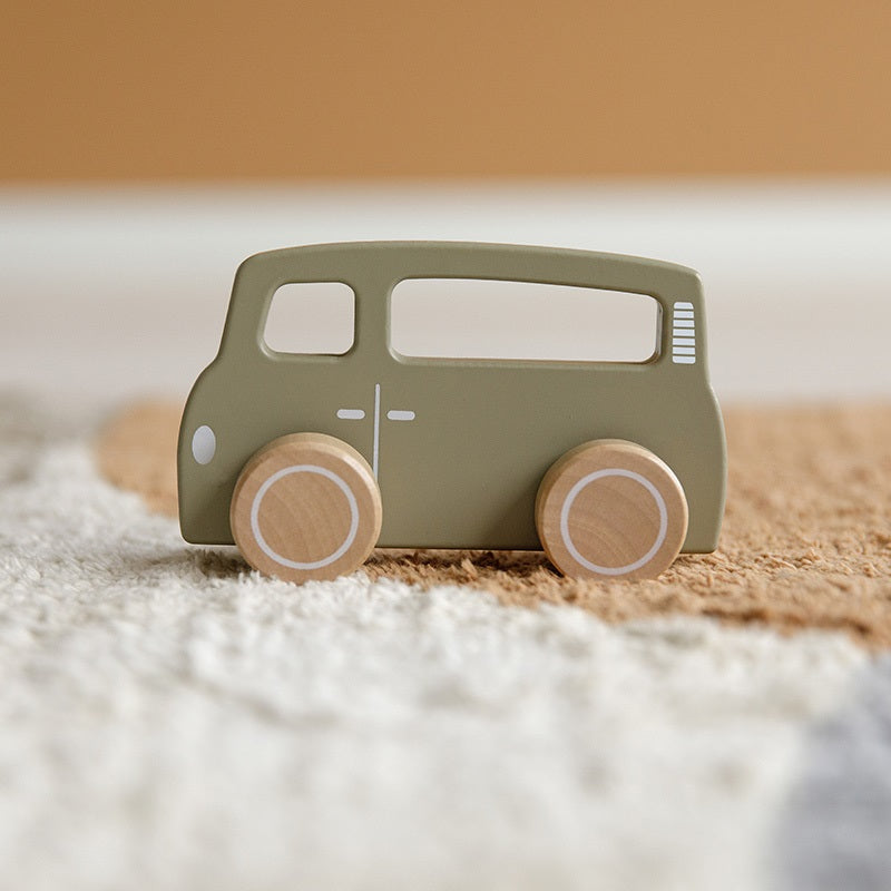 Little Dutch Holzbus Olive – Detailansicht des nachhaltigen Holzfahrzeugs in Grün für Kinder ab 12 Monaten