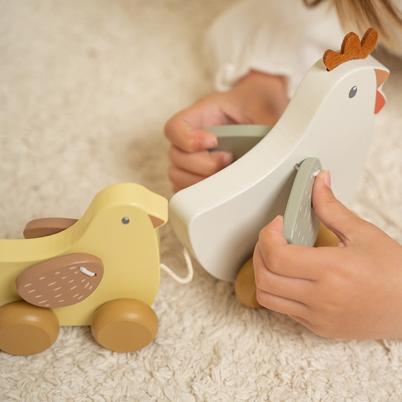 Little Dutch Little Farm Nachziehtier Hühner – Detailansicht des Holzspielzeugs zum Hinterherziehen und Laufenlernen