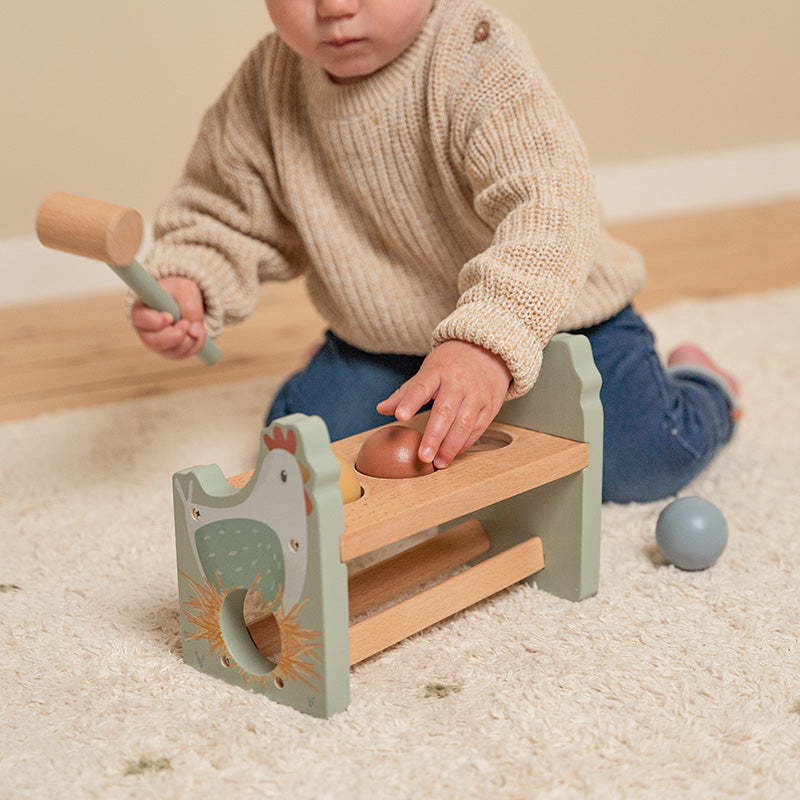 Little Dutch Hammerbank Little Farm – weitere Ansicht der grünen Holz-Hammerbank mit drei Kugeln als Motorikspielzeug für Kleinkinder